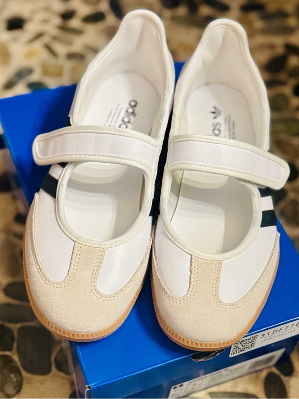 Addidas White  Samba Jane w/black sz 7.5 but fits like 8 
Brand New🎉